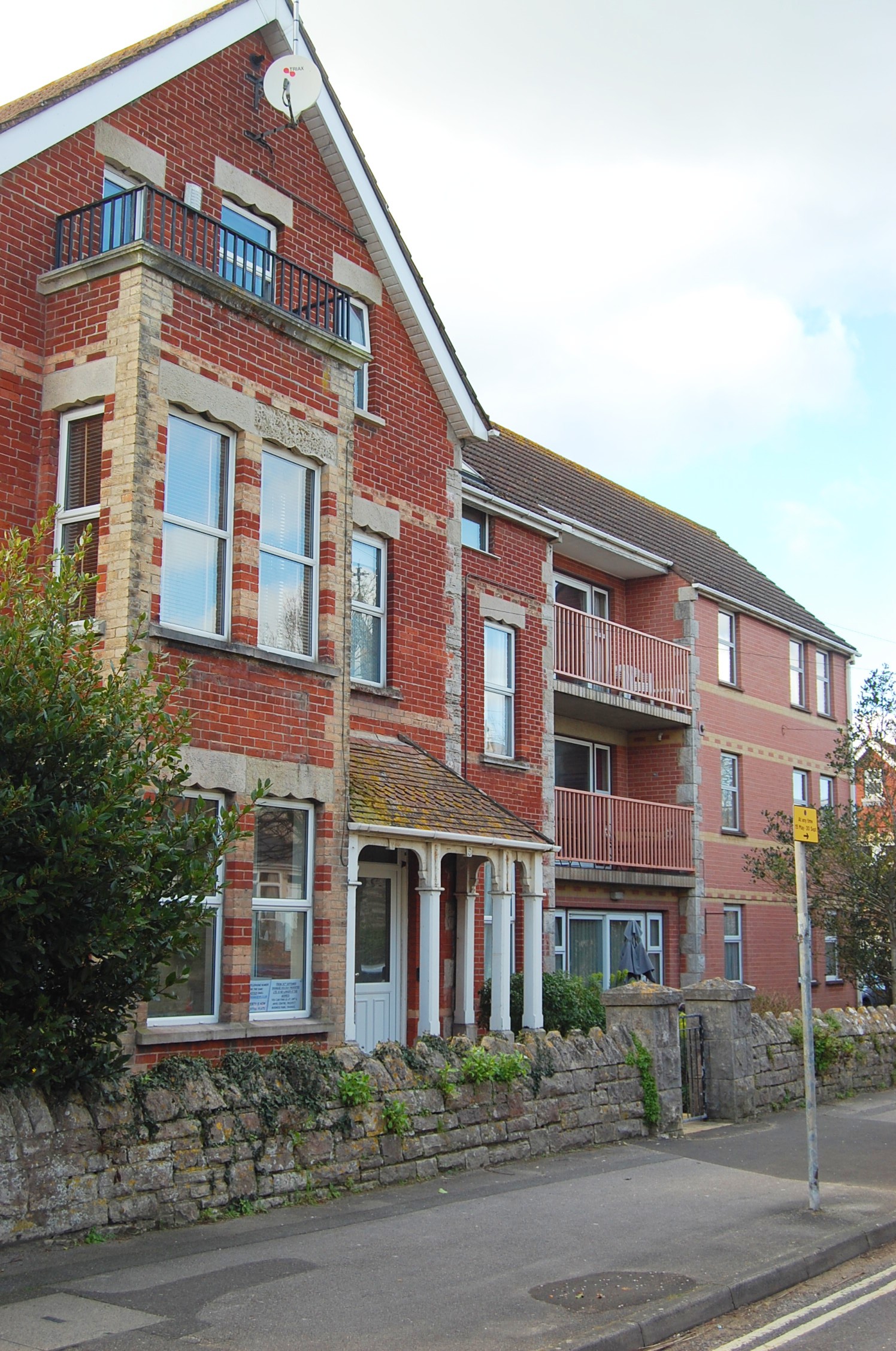 Flat B, Avalon Ct, 5 Rempstone Rd, Swanage BH19 1DN